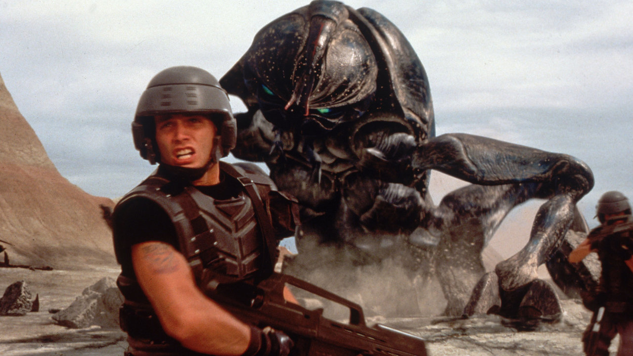 一名士兵从星际飞船士兵中的一个巨大虫子中奔跑 -  2022年5月离开Hulu