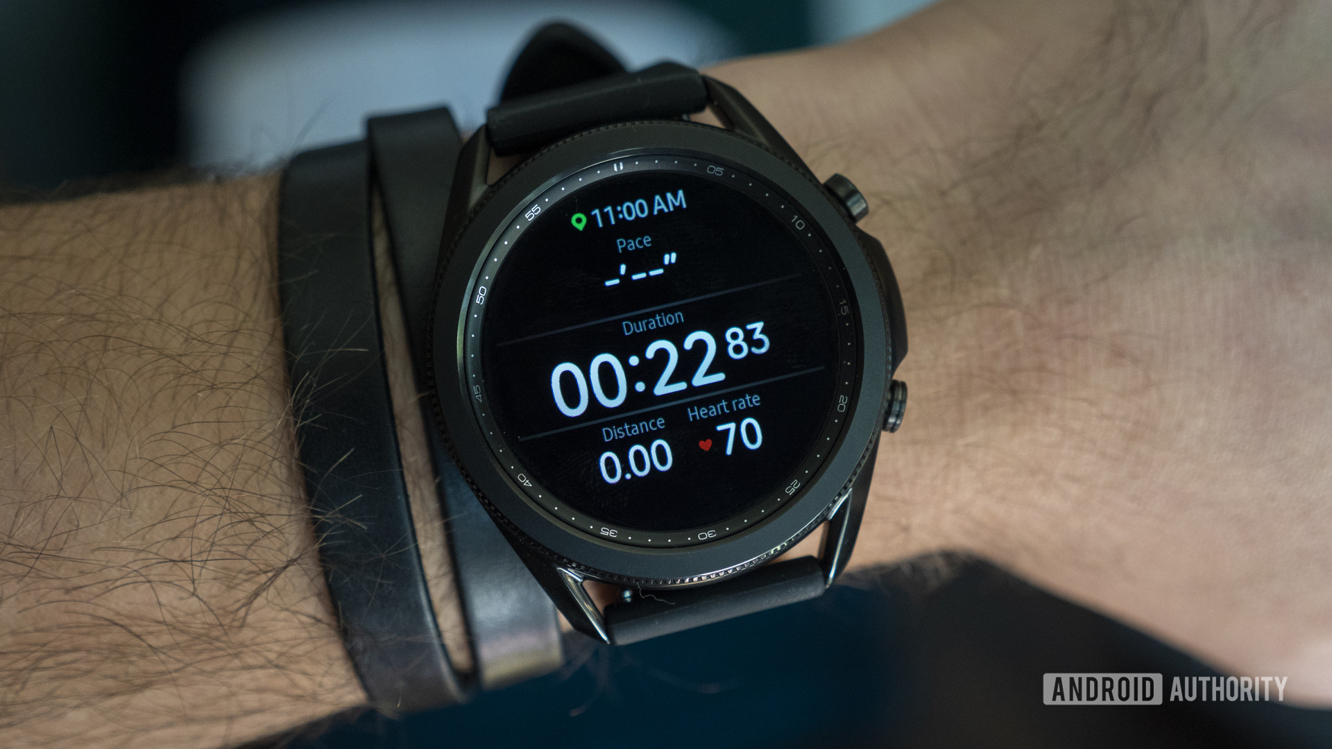 三星Galaxy Watch 3显示了用户的运行锻炼统计数据，包括步伐，持续时间和心率。