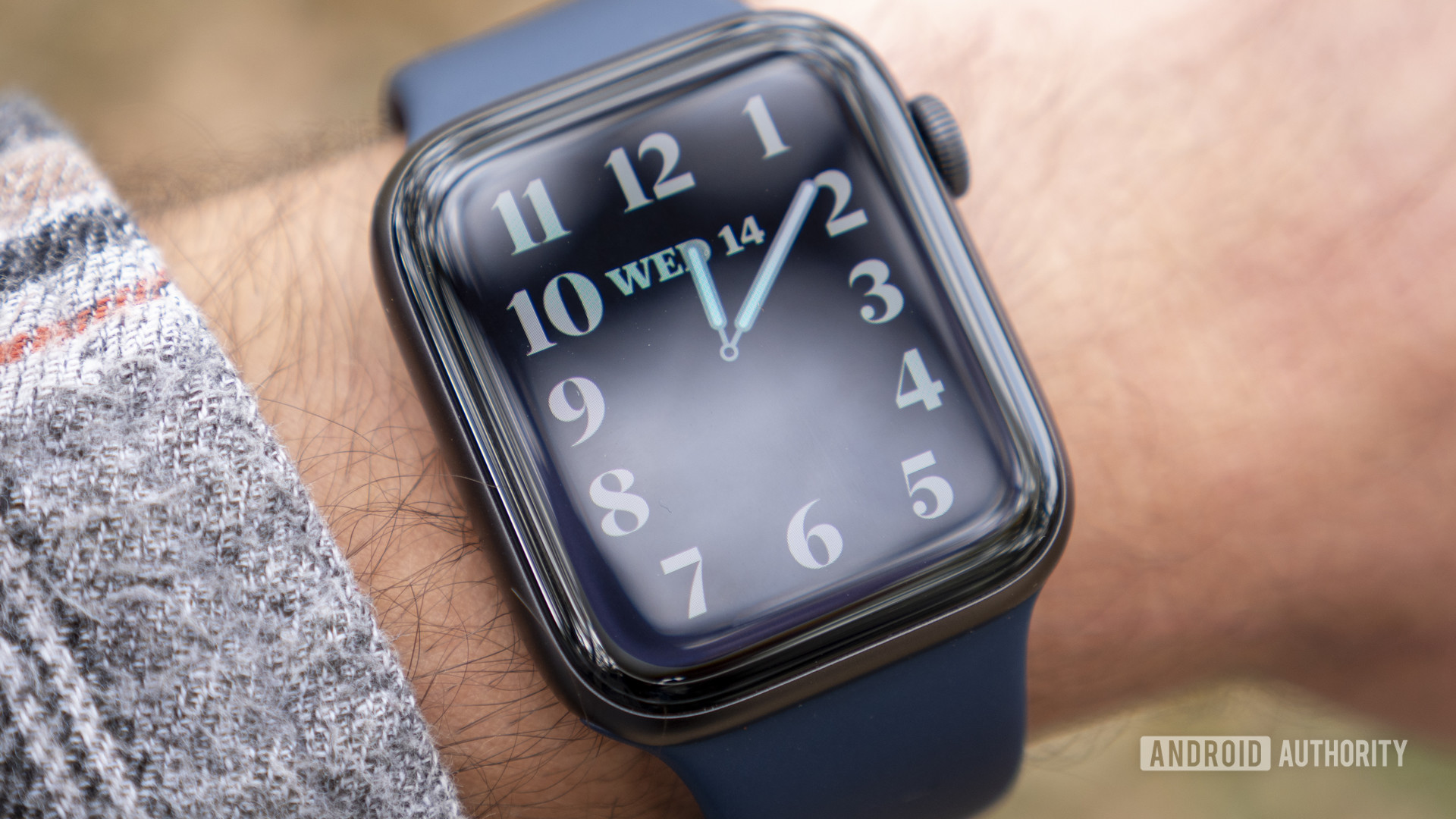 用户在他的Apple Watch Series 6上显示了时间，该系列始终在手腕上显示该设备。