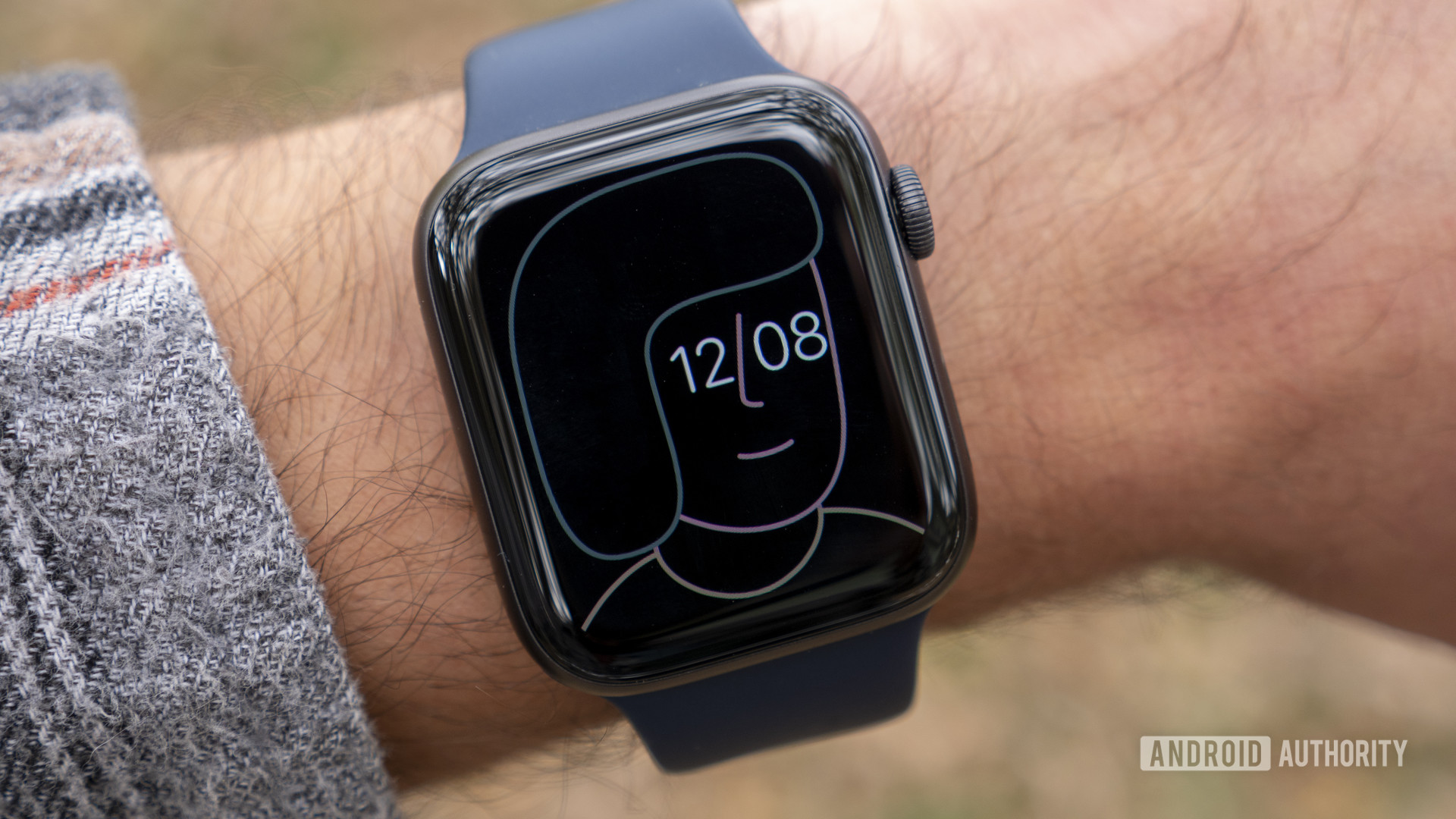 用户在手腕上戴上Apple Watch系列6，展示了艺术家手表的脸。