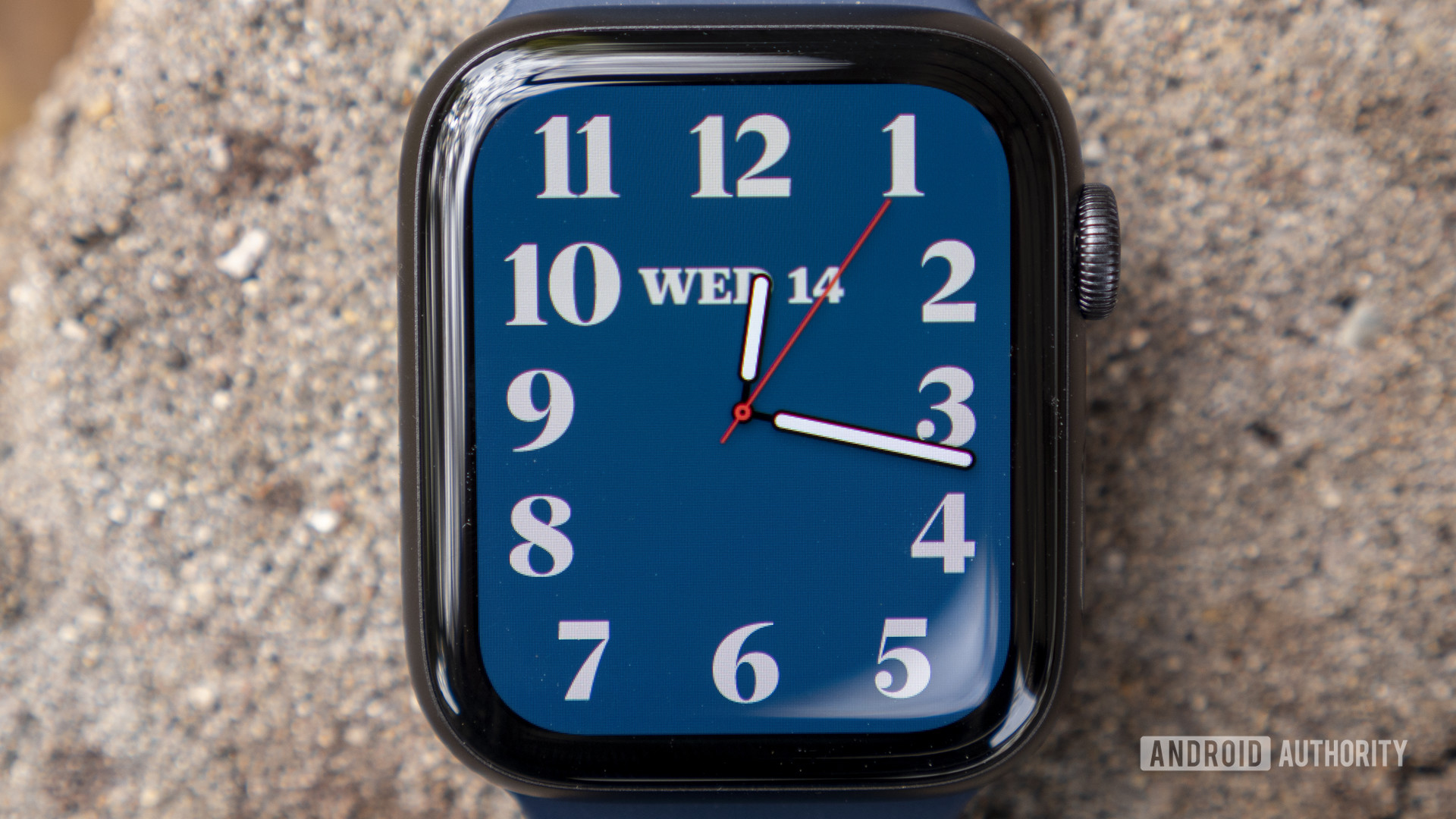 Apple Watch系列6放在石头上，显示标准模拟手表脸