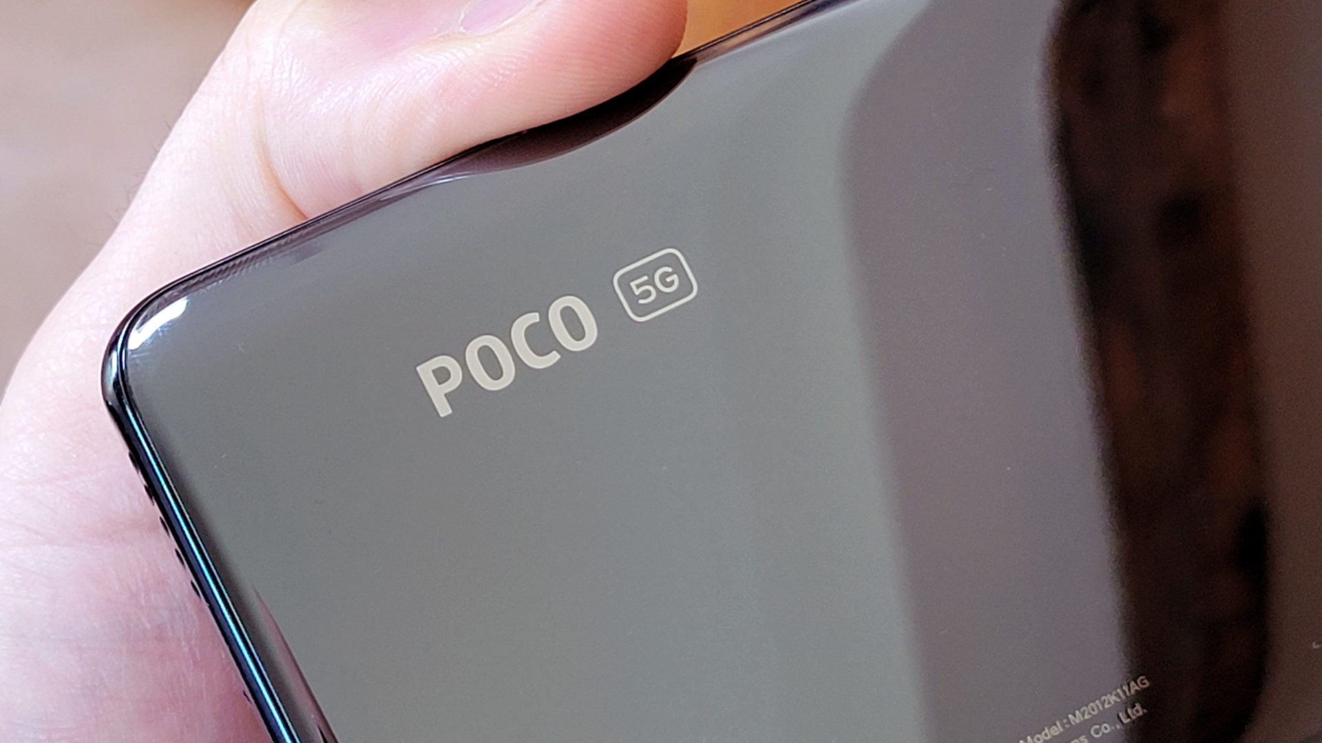 POCO F3评论带有5G徽标的Poco徽标