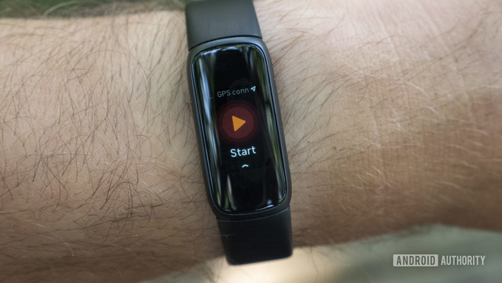 Fitbit Luxe评论连接的GPS自行车