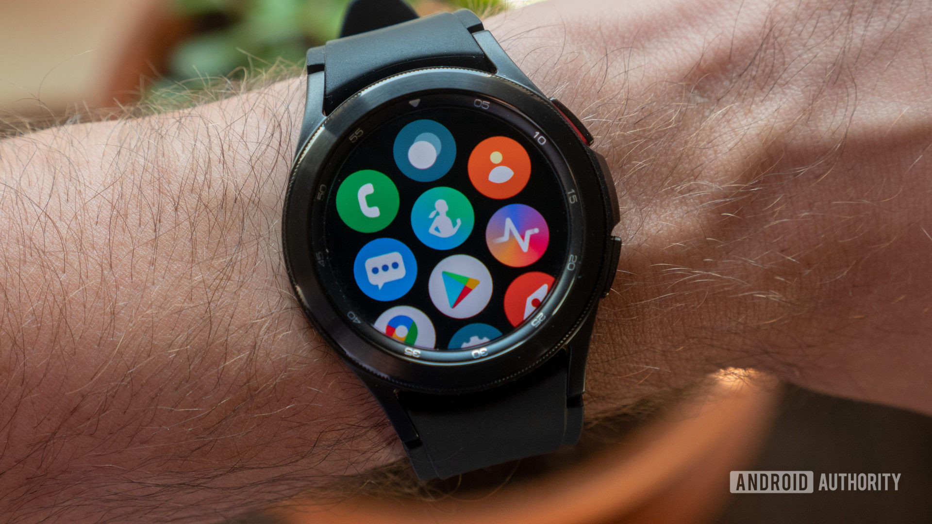 三星Galaxy Watch 4 Classic，目前是唯一可用的WEAL OS 3手表之一，在手腕上显示所有包含三星Health，Google Play商店等的应用程序屏幕