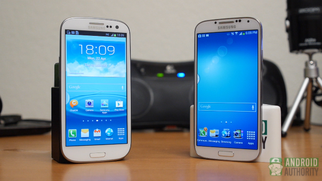 三星Galaxy S4 vs Galaxy S3都是白色AA
