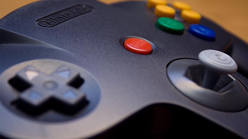 AA团队最喜欢的游戏机之一的黑色Nintendo 64控制器。