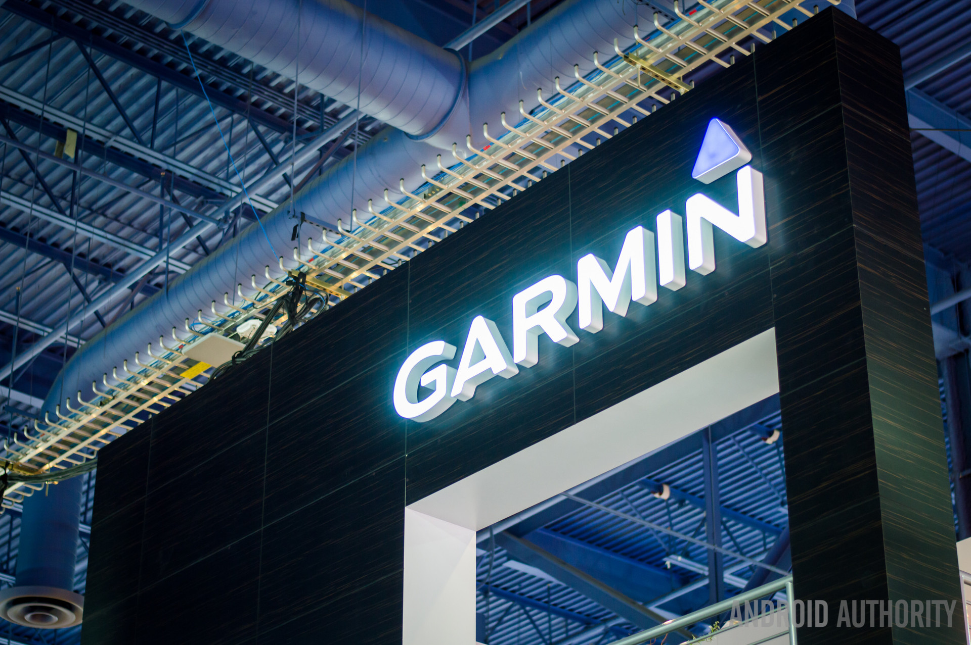 一个有启发性的Garmin标志在入口之上闪耀。