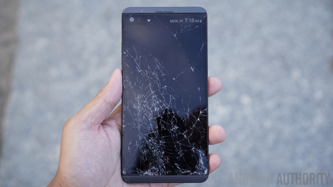 LG V20带有破裂的屏幕和破裂的显示