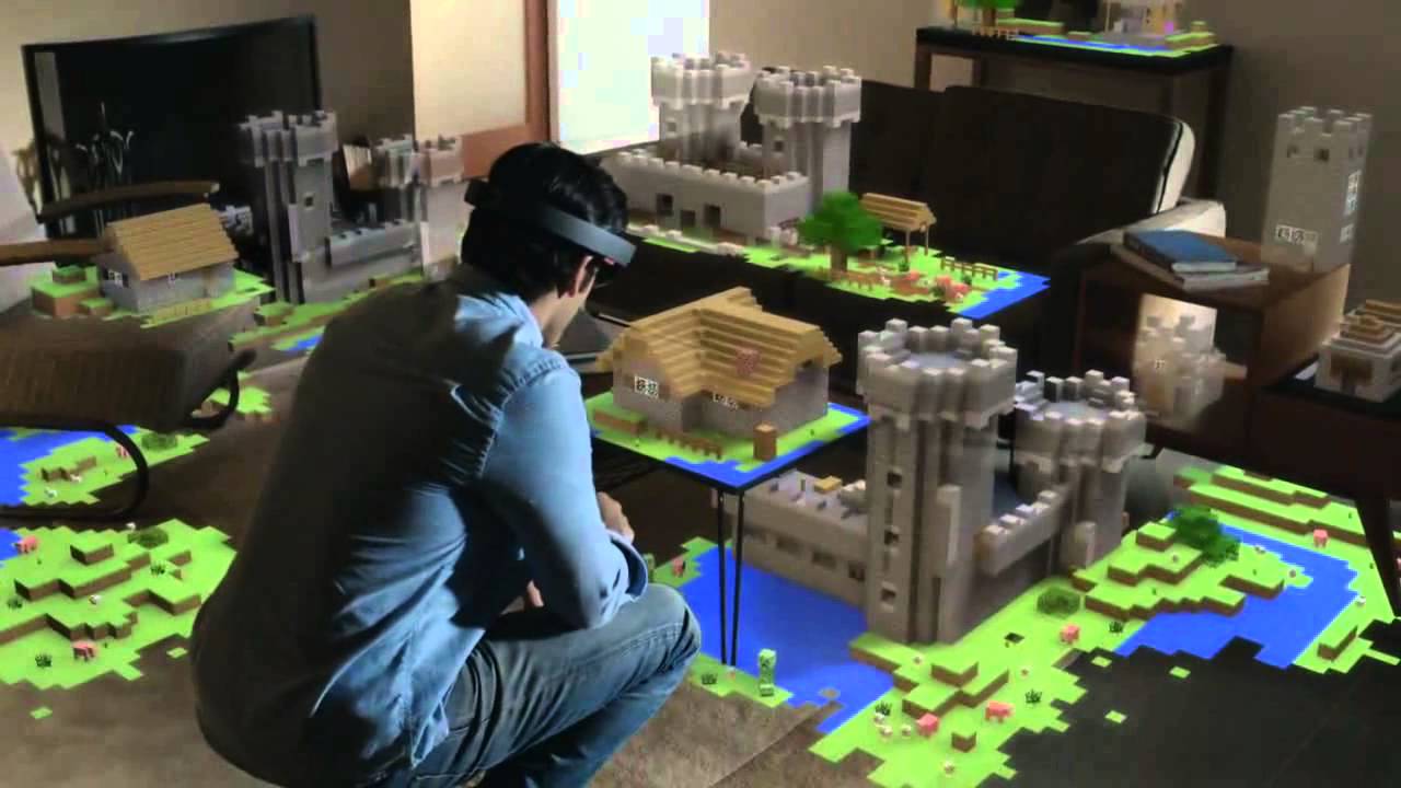 一个穿着Microsoft Hololens并在增强现实中玩Minecraft的男人的照片