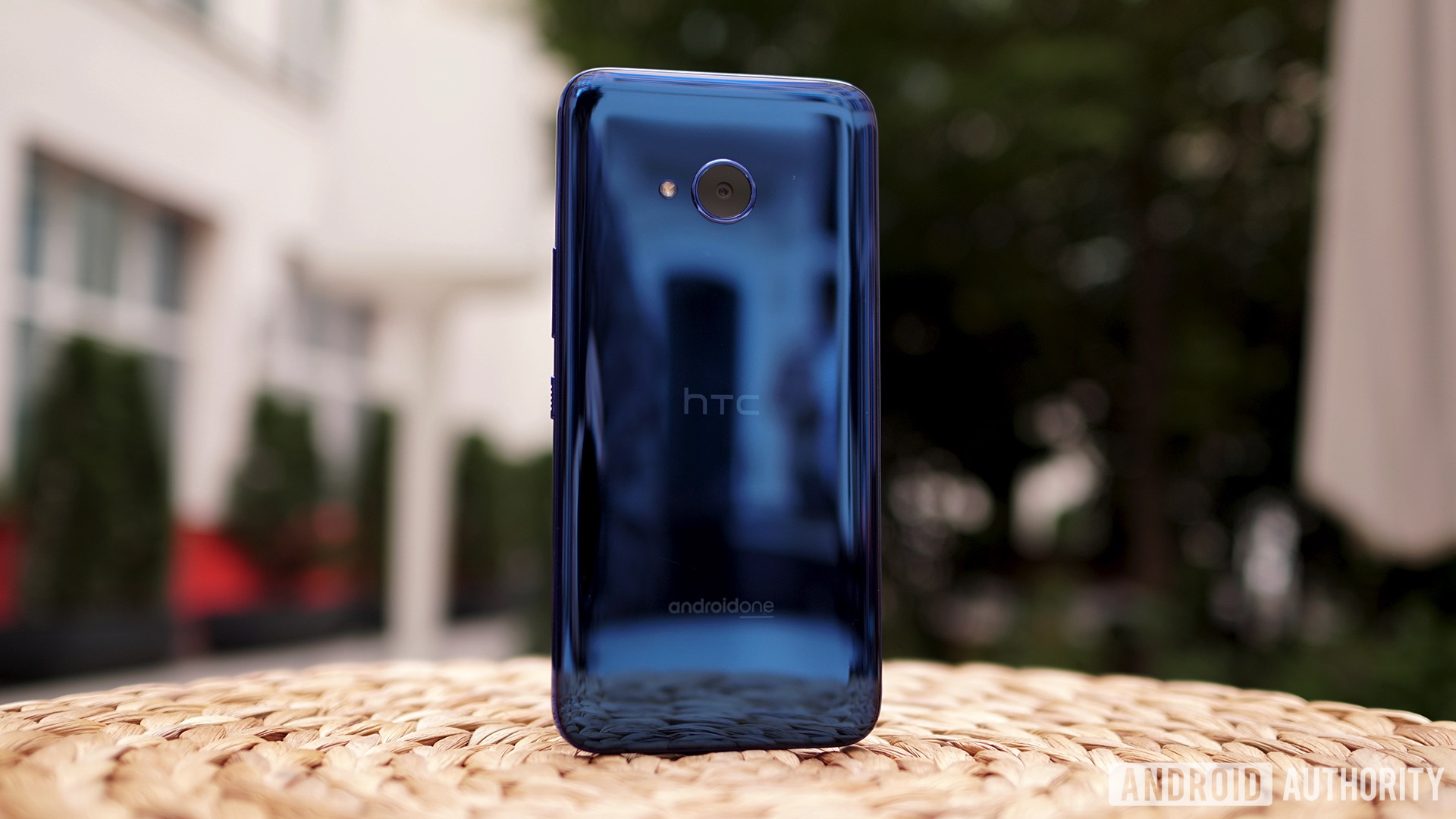 HTC U11从蓝色背后的生活。