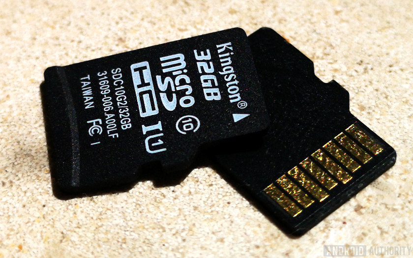 另一台microSD卡上的Kingston 32MB microSD卡。