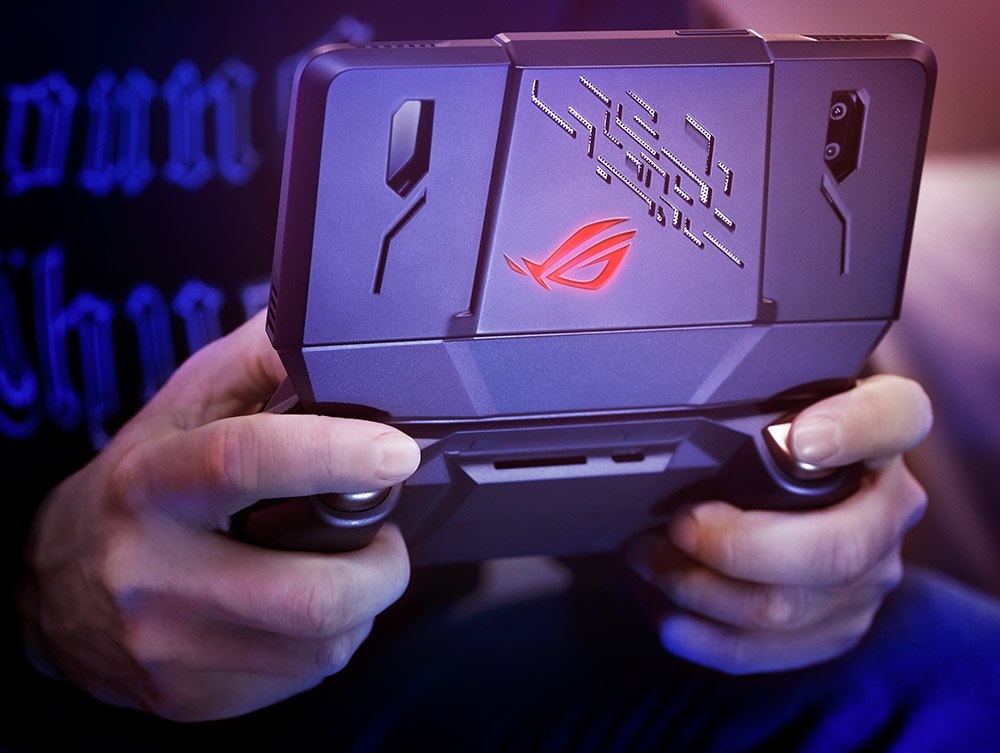 华硕ROG电话游戏智能手机从后面手中掌握。