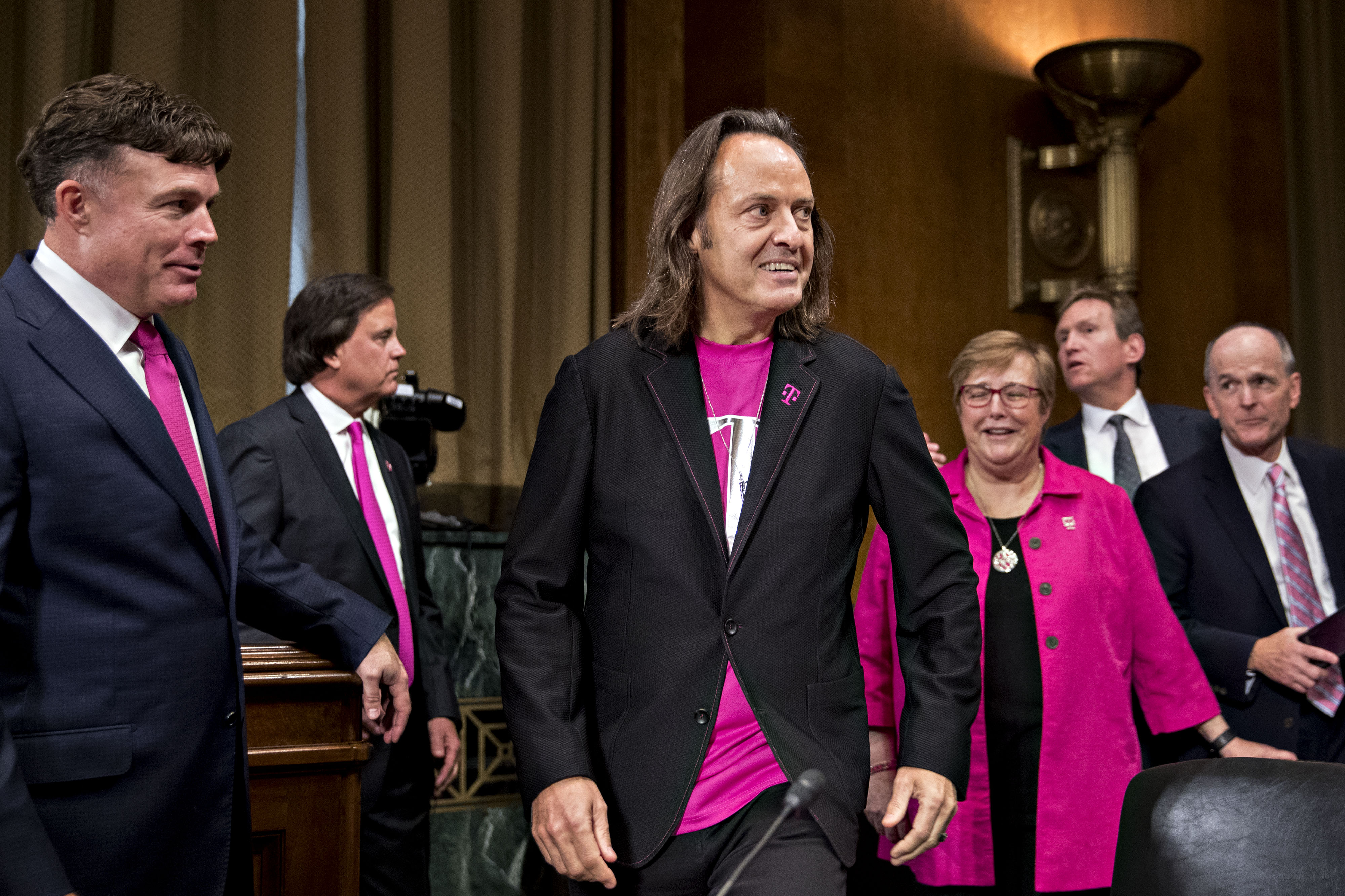2018年6月28日，在参议院司法小组委员会会议上，约翰·莱格尔（John Legere）和其他T-Mobile员工的图像。