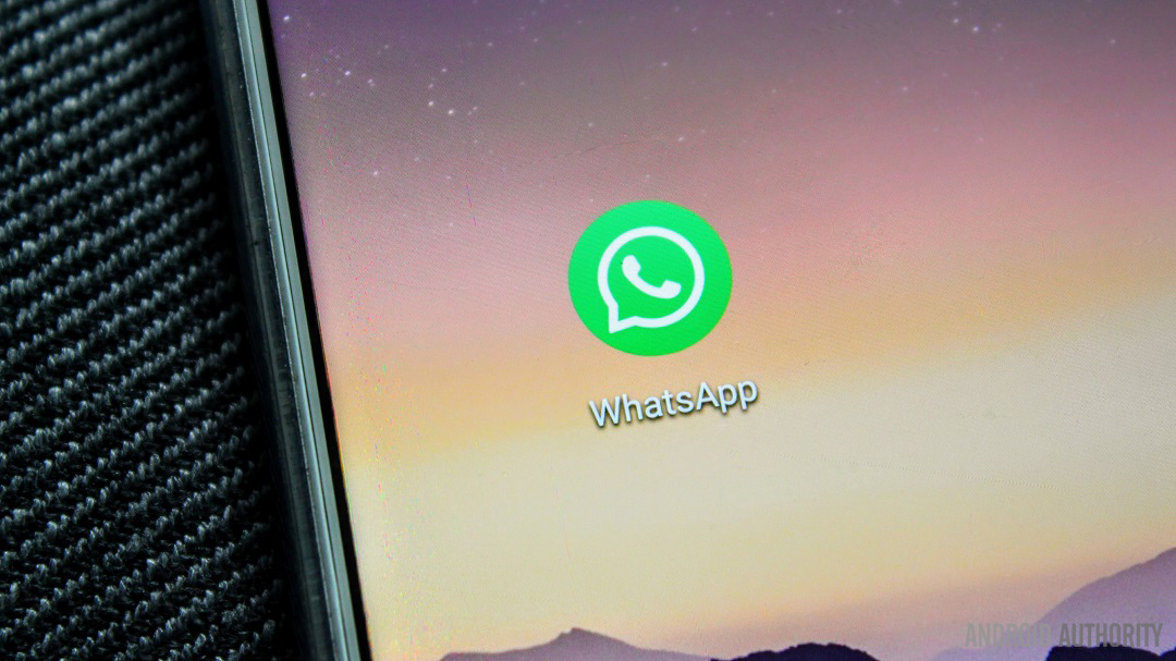 智能手机上的WhatsApp应用程序图标特写。