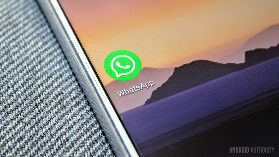 智能手机上的WhatsApp应用程序图标特写。