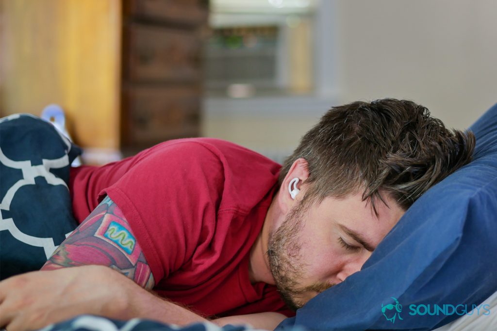睡觉在床上的克里斯照片，当使用在空调附近的睡觉睡觉时。