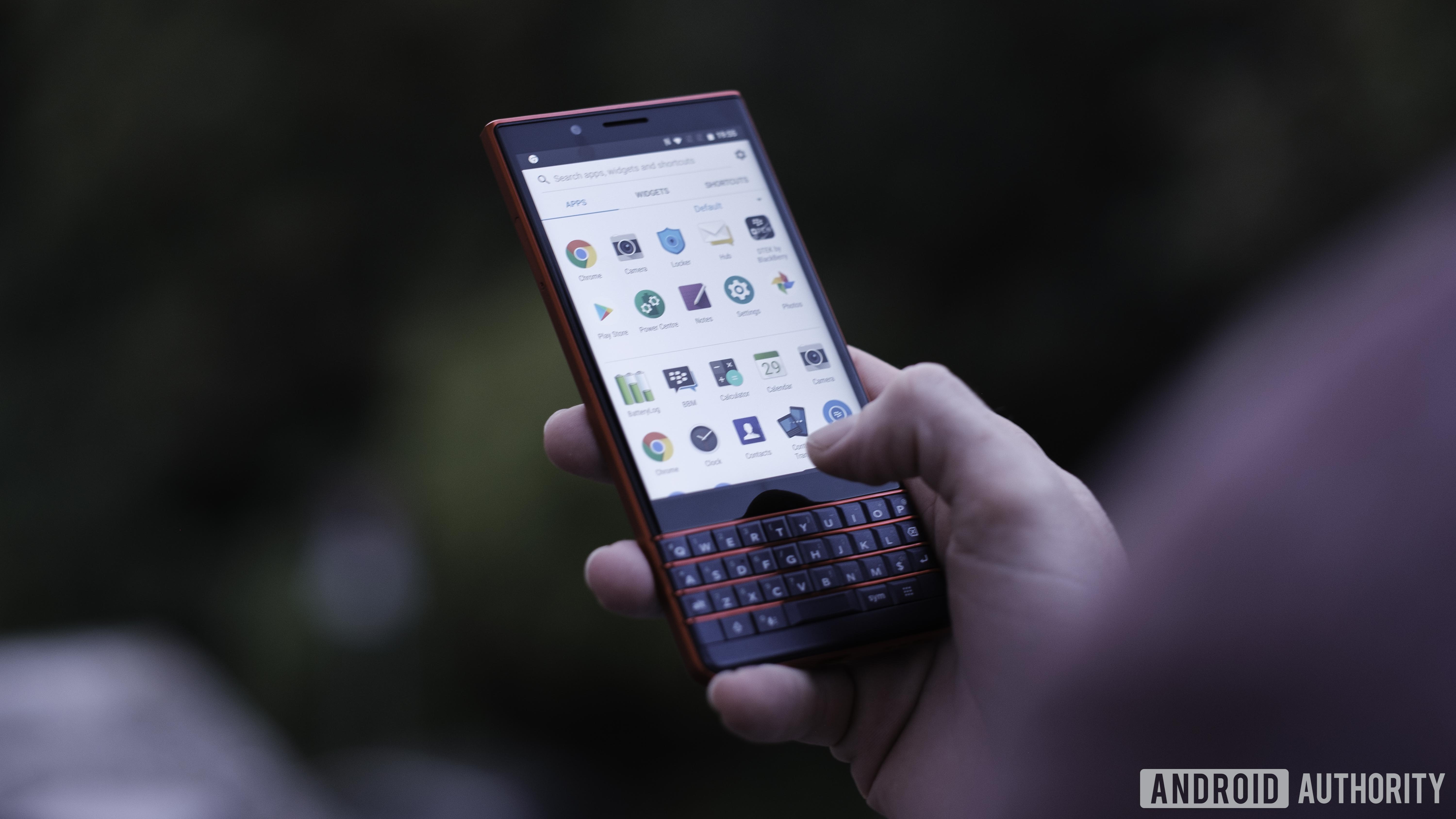 Blackberry key2 le front，键盘有原子红色褶皱，显示预装的应用和黑莓功能