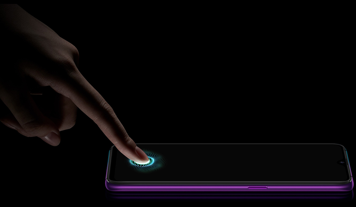 手指触摸Oppo R17 Pro的插入指纹传感器的图像。