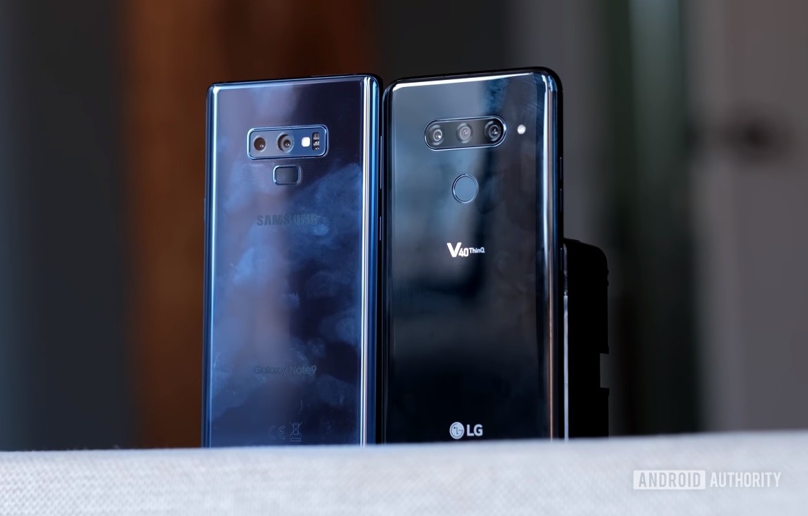 LG V40 ThinQ和三星Galaxy Note 9站在架子上。