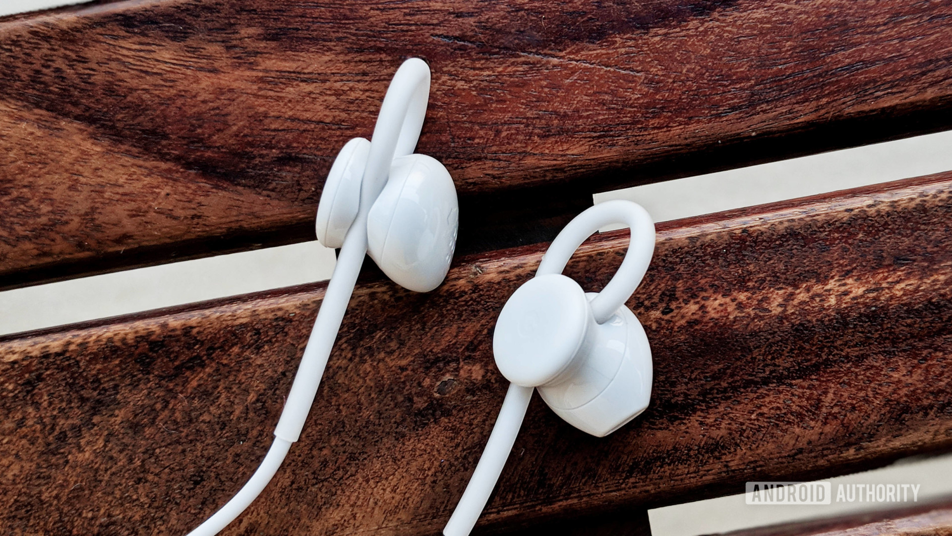 像素USB-C耳塞在木质表面上的白色。