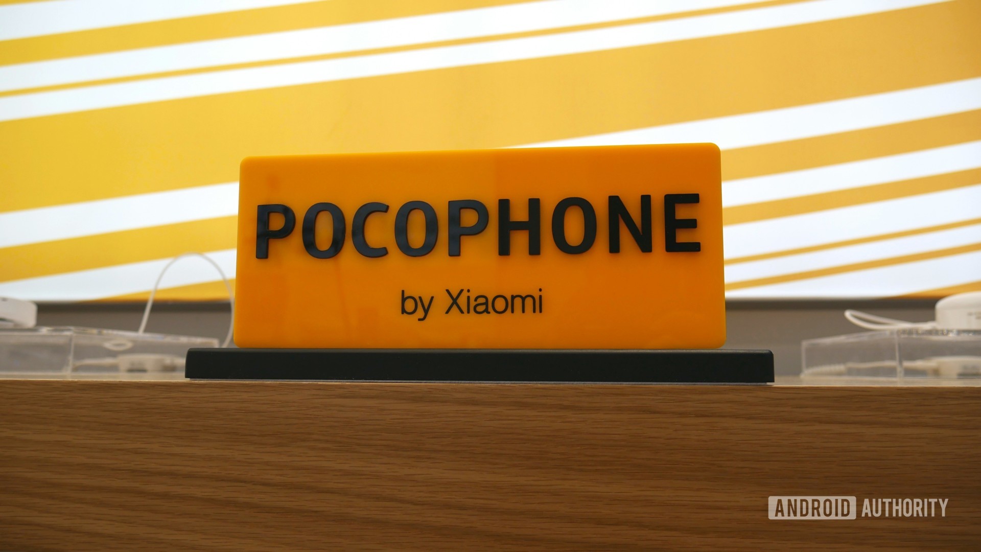 桌子上的Pocophone徽标 - 是Redmi K20 Pro Pocophone F2