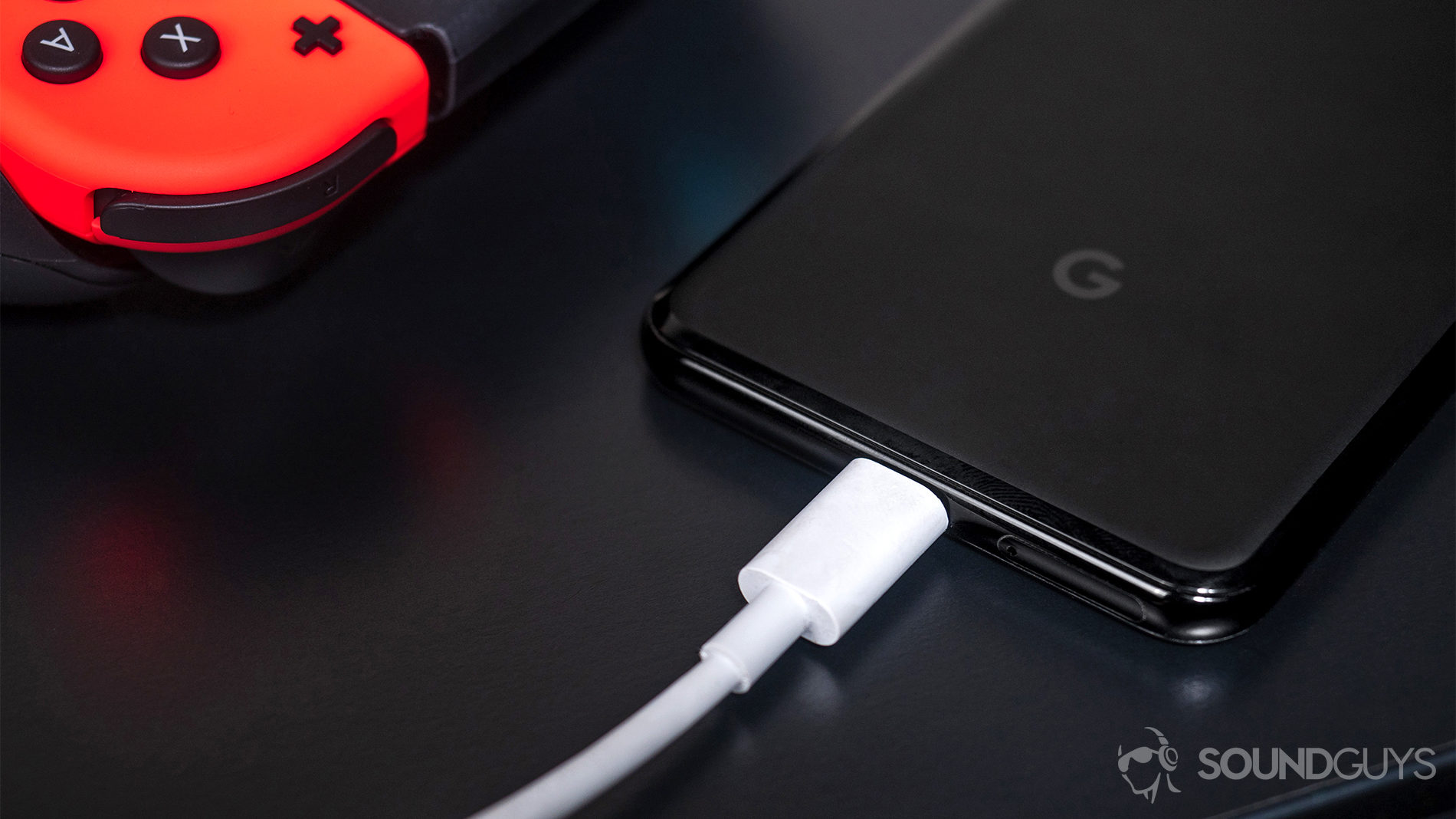 USB-C，耳机插孔：与USB-C耳机连接的Google Pixel 3和图像左上角的Nintendo Switch Controller。
