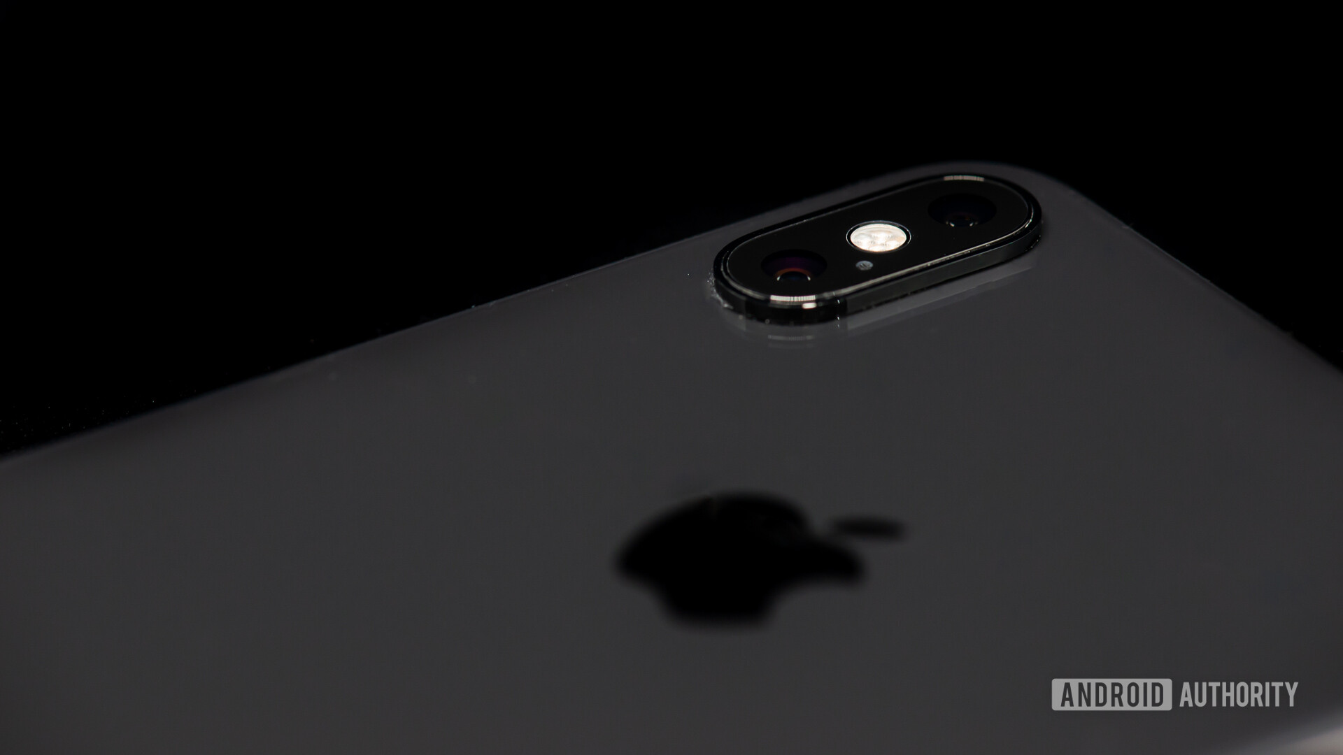 iPhone XS Max Max Oferup在相机模块和Apple徽标上