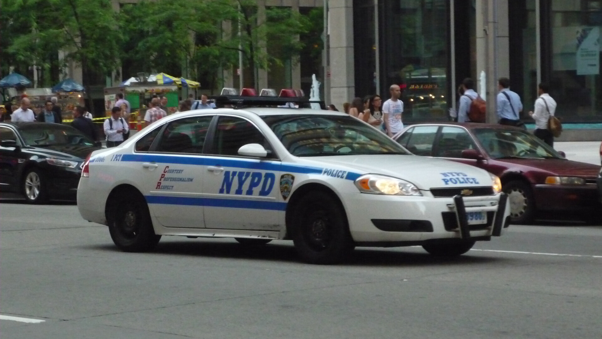 一个NYPD巡逻车停放在城市街道上。