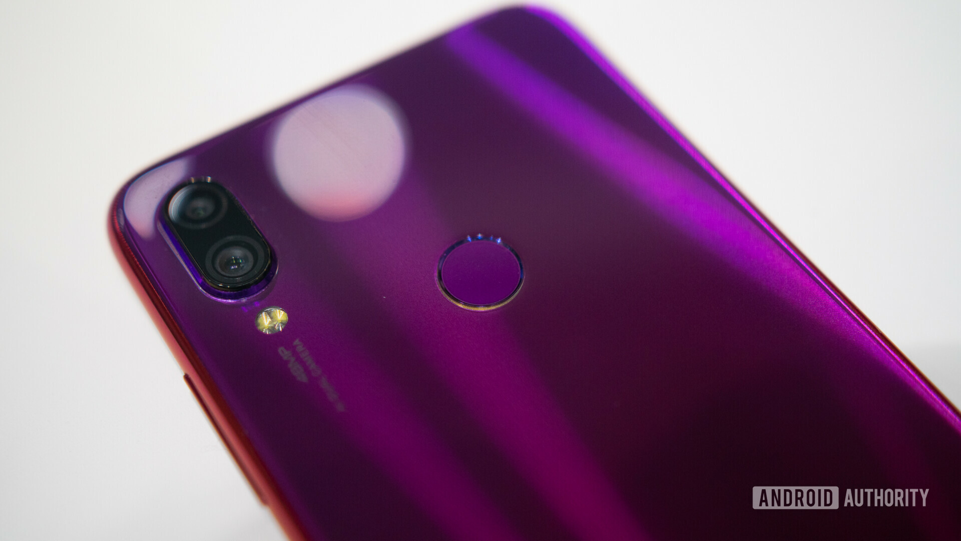 小米Redmi Note 7的背面照片着重于双摄像头和指纹传感器。