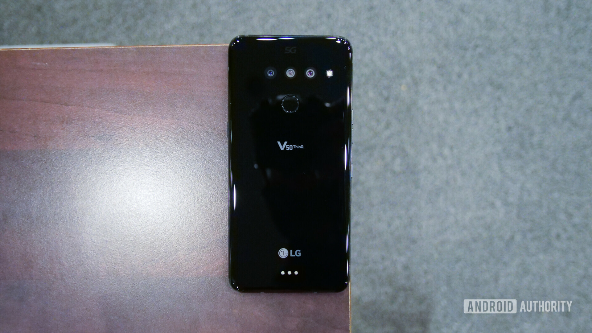 桌子上的LG V50