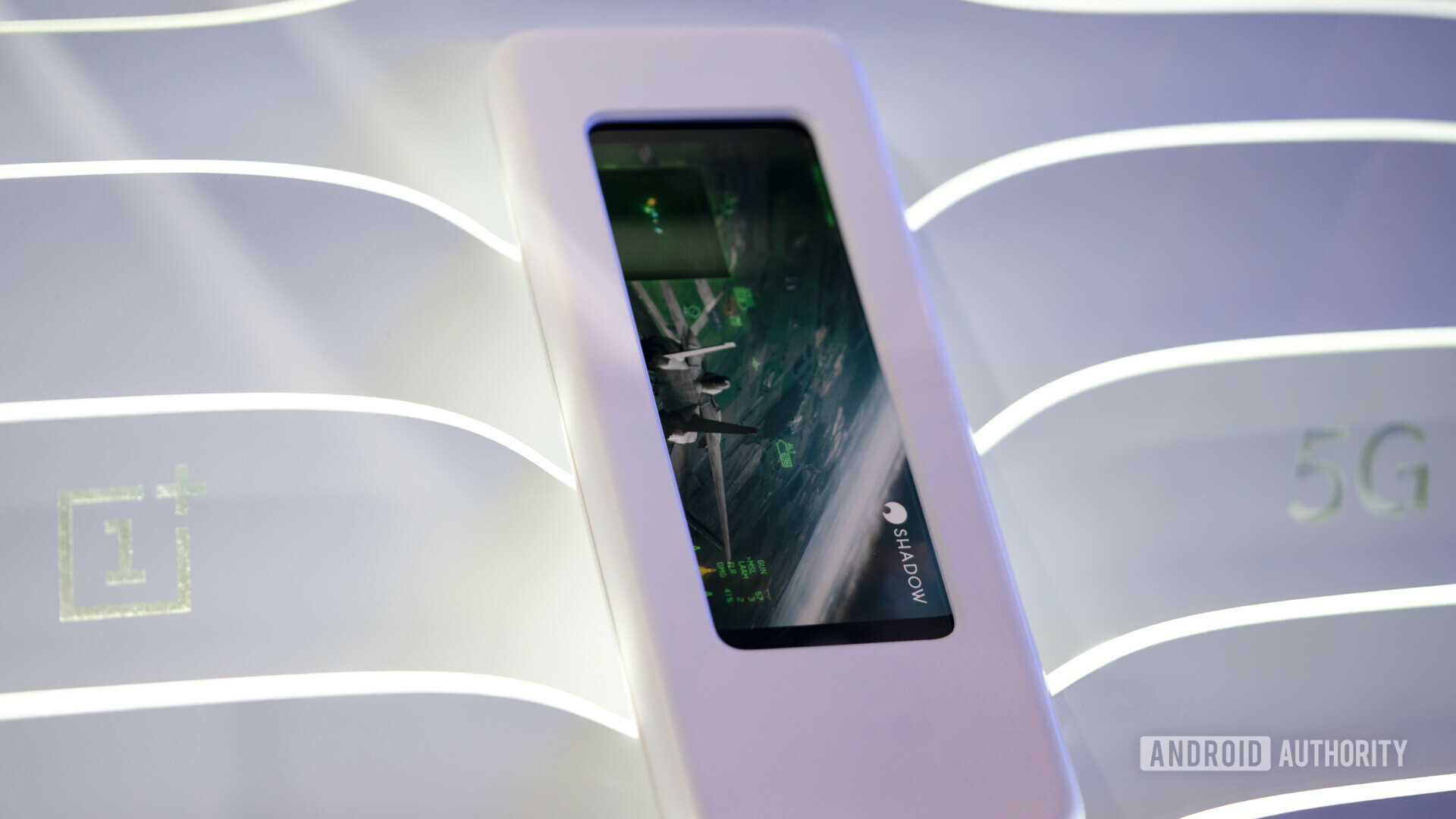 2019年移动大会的隐藏案例中，OnePlus 5G智能手机原型的图像。