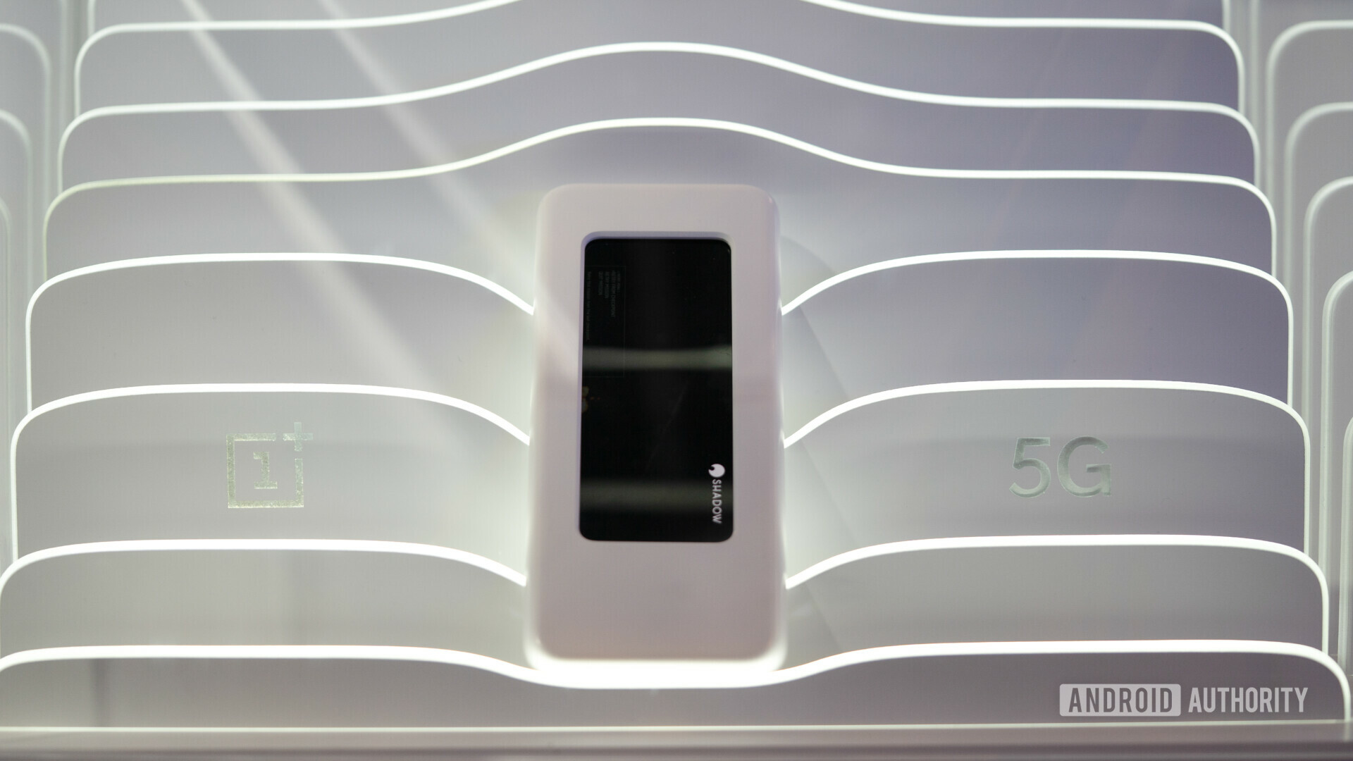 2019年移动大会的隐藏案例中，OnePlus 5G智能手机原型的图像。