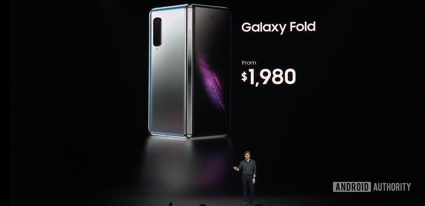 在2019年未包装活动中，三星Galaxy Fold的价格雷维尔的照片。