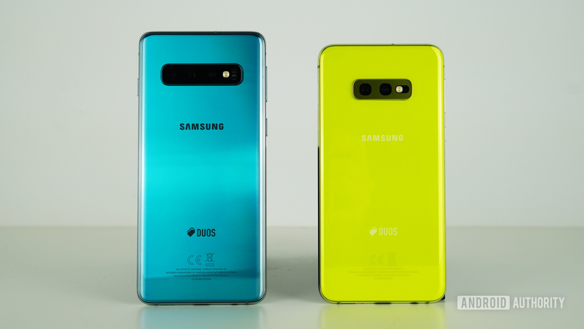 三星Galaxy S10 VS三星Galaxy S10E背 - 绿色，黄色
