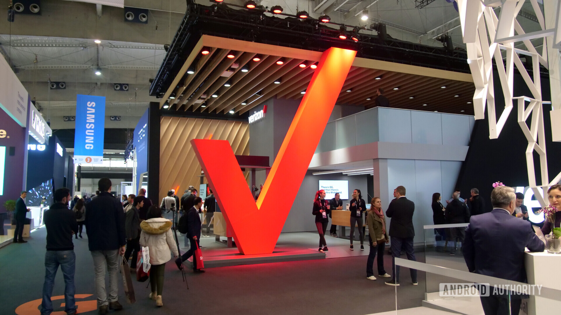 MWC 2019上的Verizon Big Red V徽标