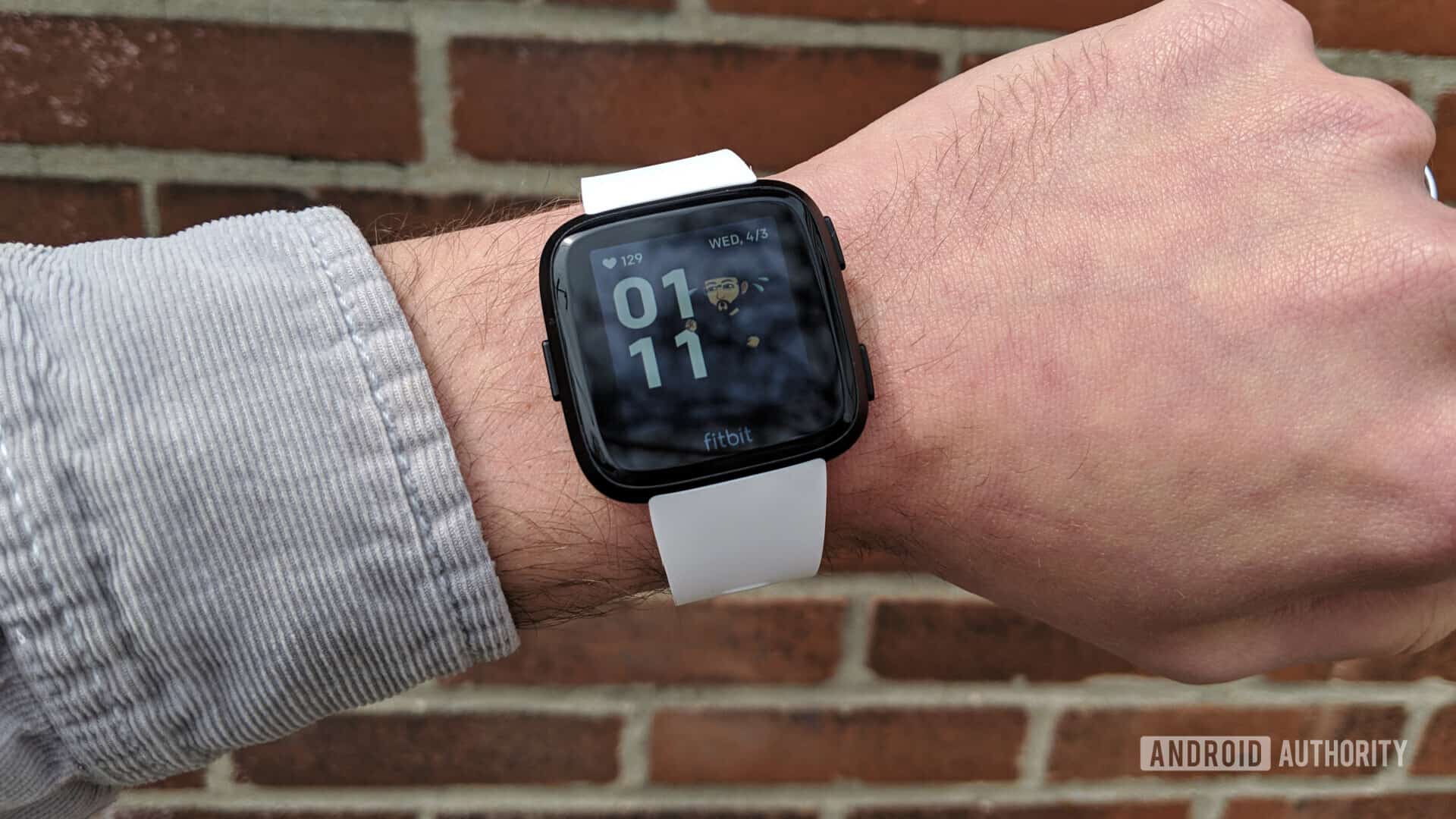 fitbit versa智能手表带有snapchat bitmoji手表面