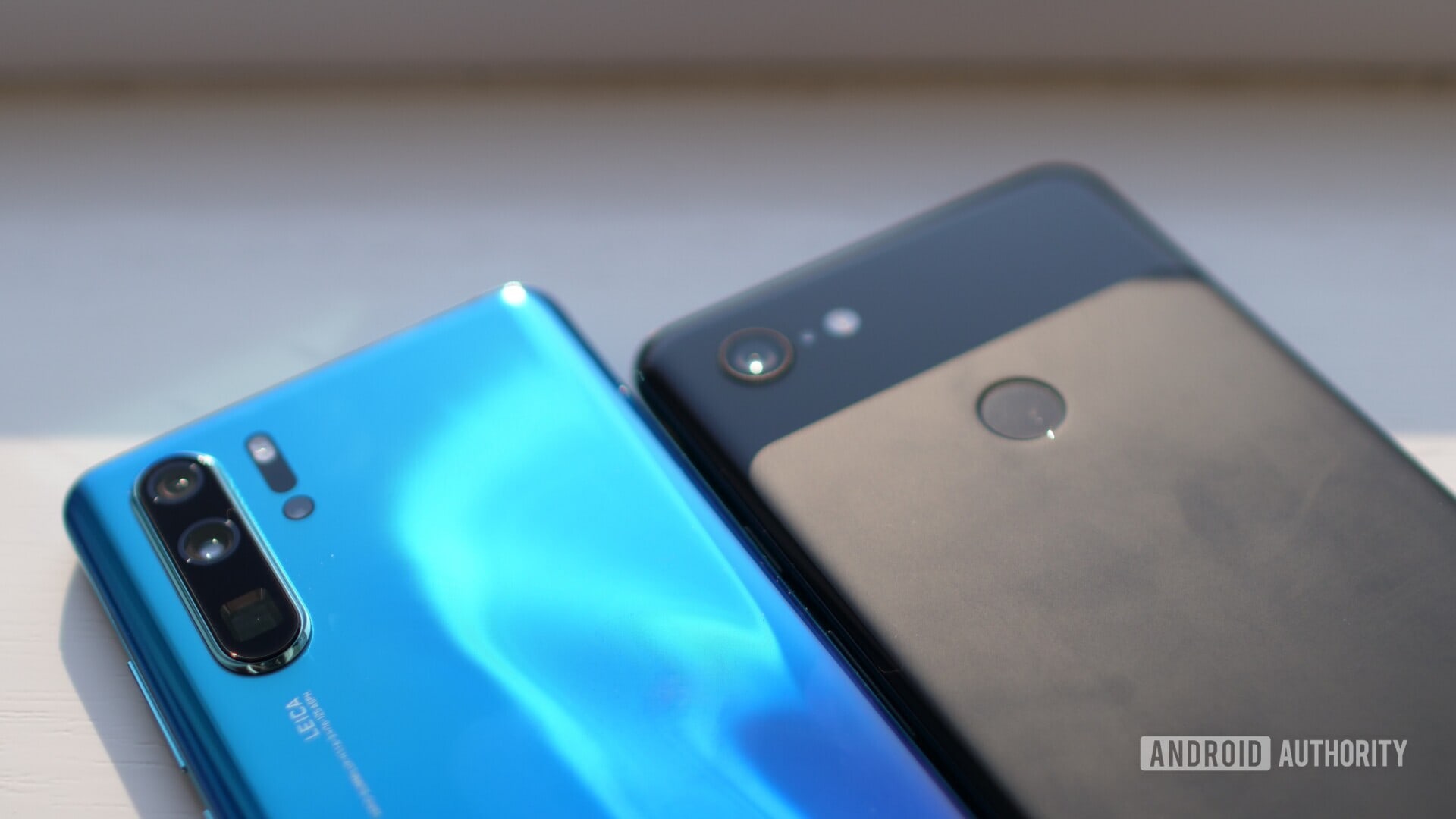 蓝色华为P30 Pro vs黑色Google Pixel的后部3 XL