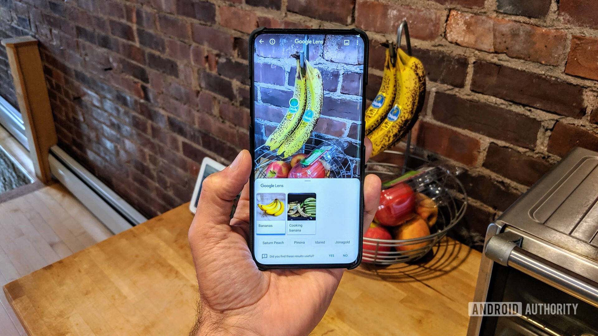 使用Google镜头来识别OnePlus 7 Pro相机上看到的一堆香蕉。