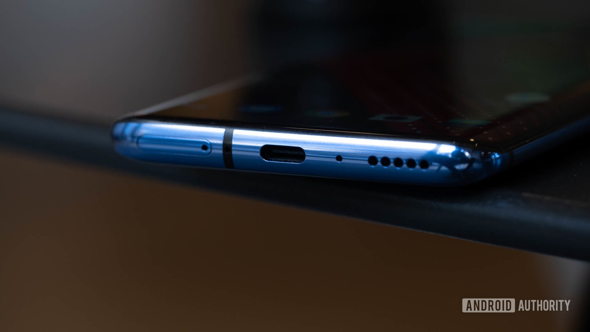 桌子上的OnePlus 7 Pro端口