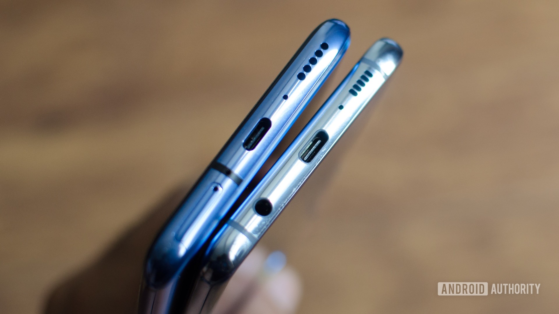 OnePlus 7 Pro vs Galaxy S10 Plus USB C端口和耳机插孔