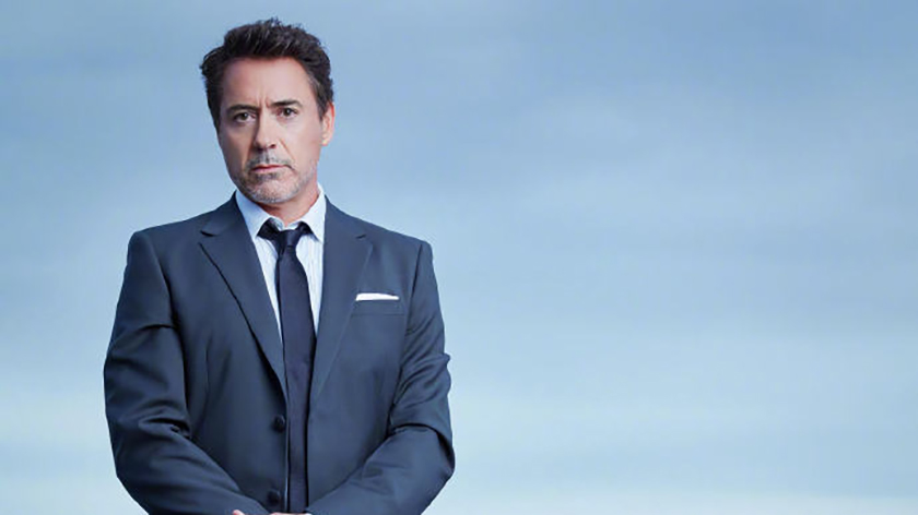 Actor Robert Downey Jr.在公司的促销照片中举行一个单一的7专业人士。