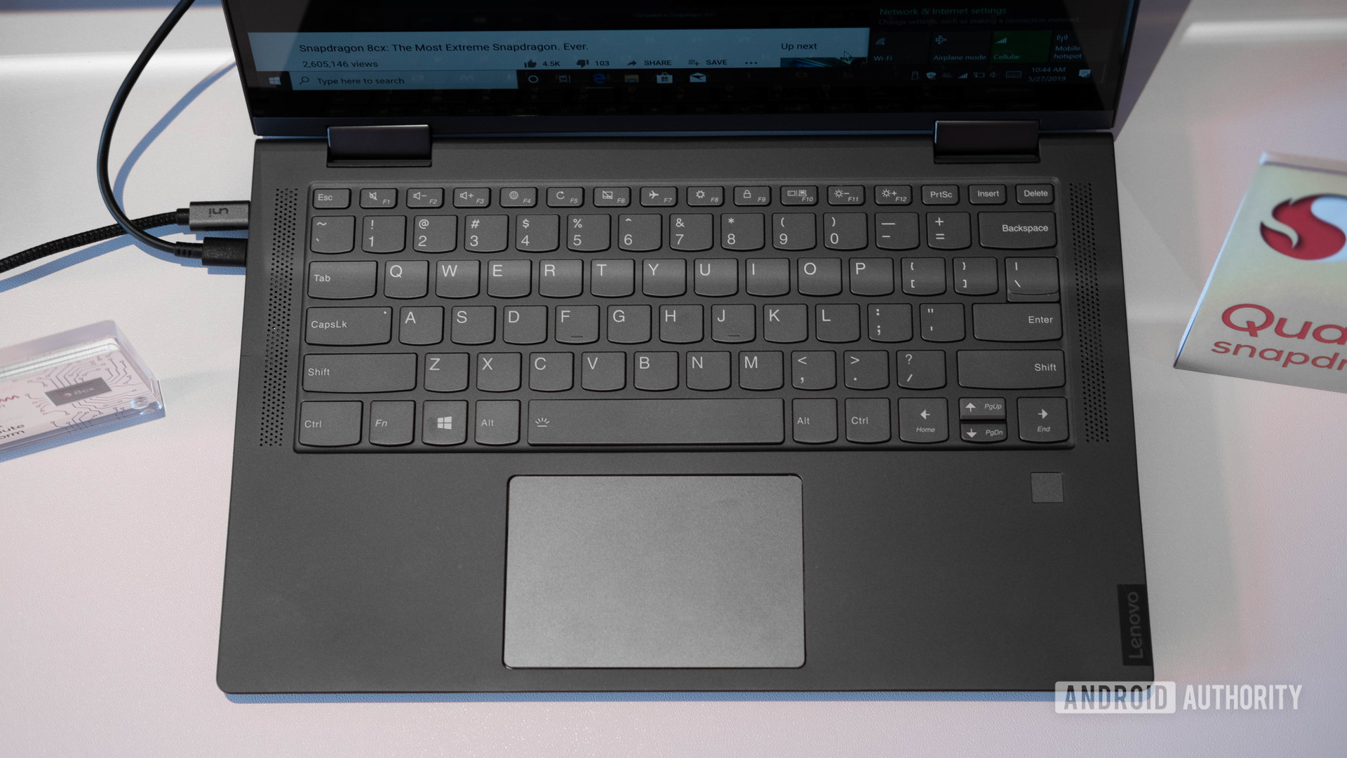 Qualcomm 8CX PC -Lenovo Project Infinite在键盘上自上而下