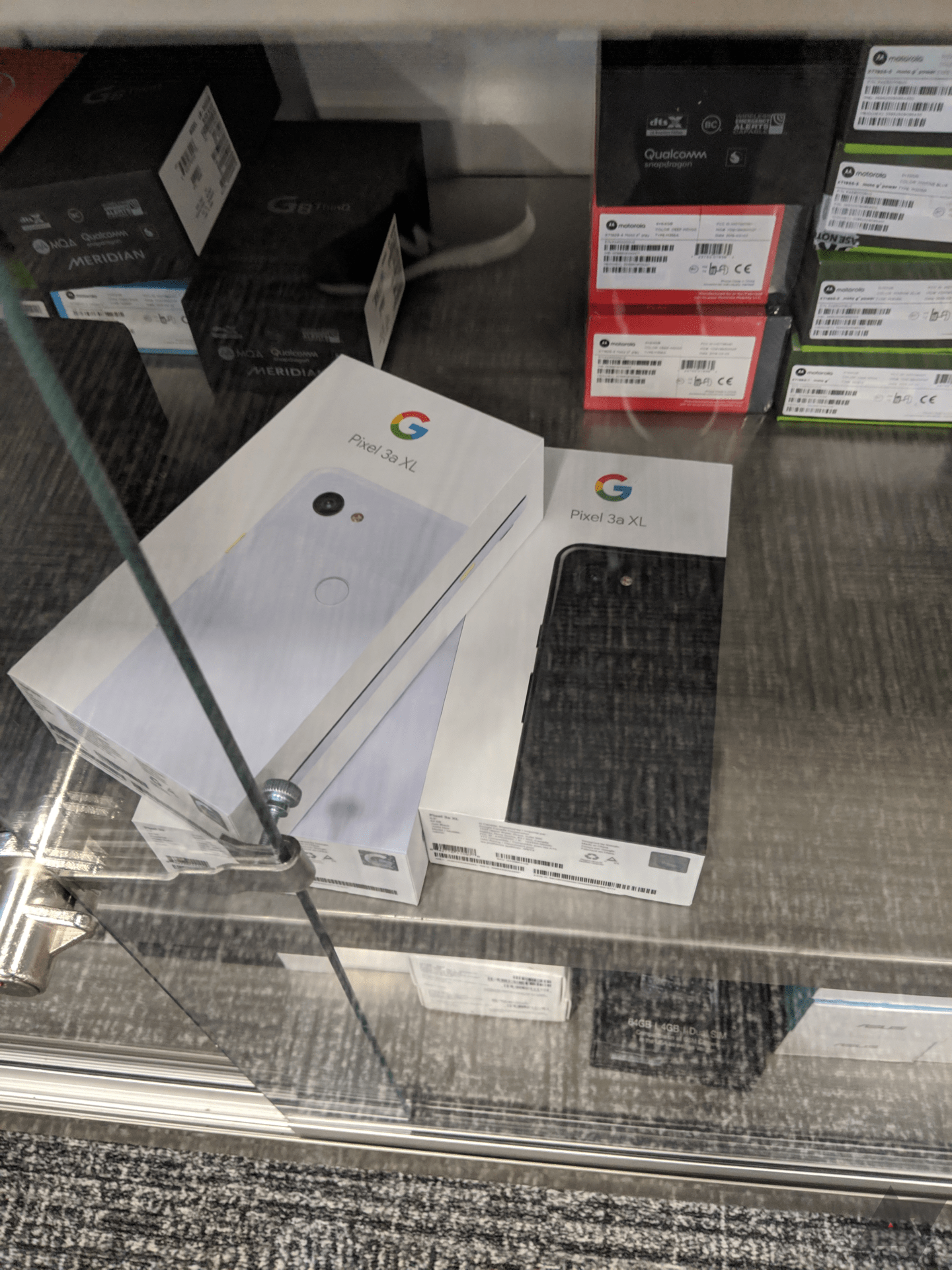 百思买柜中的一堆Google Pixel 3A XL盒子。