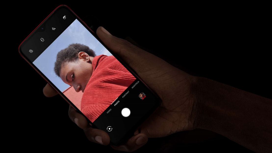 红色的OnePlus 7手展示相机应用