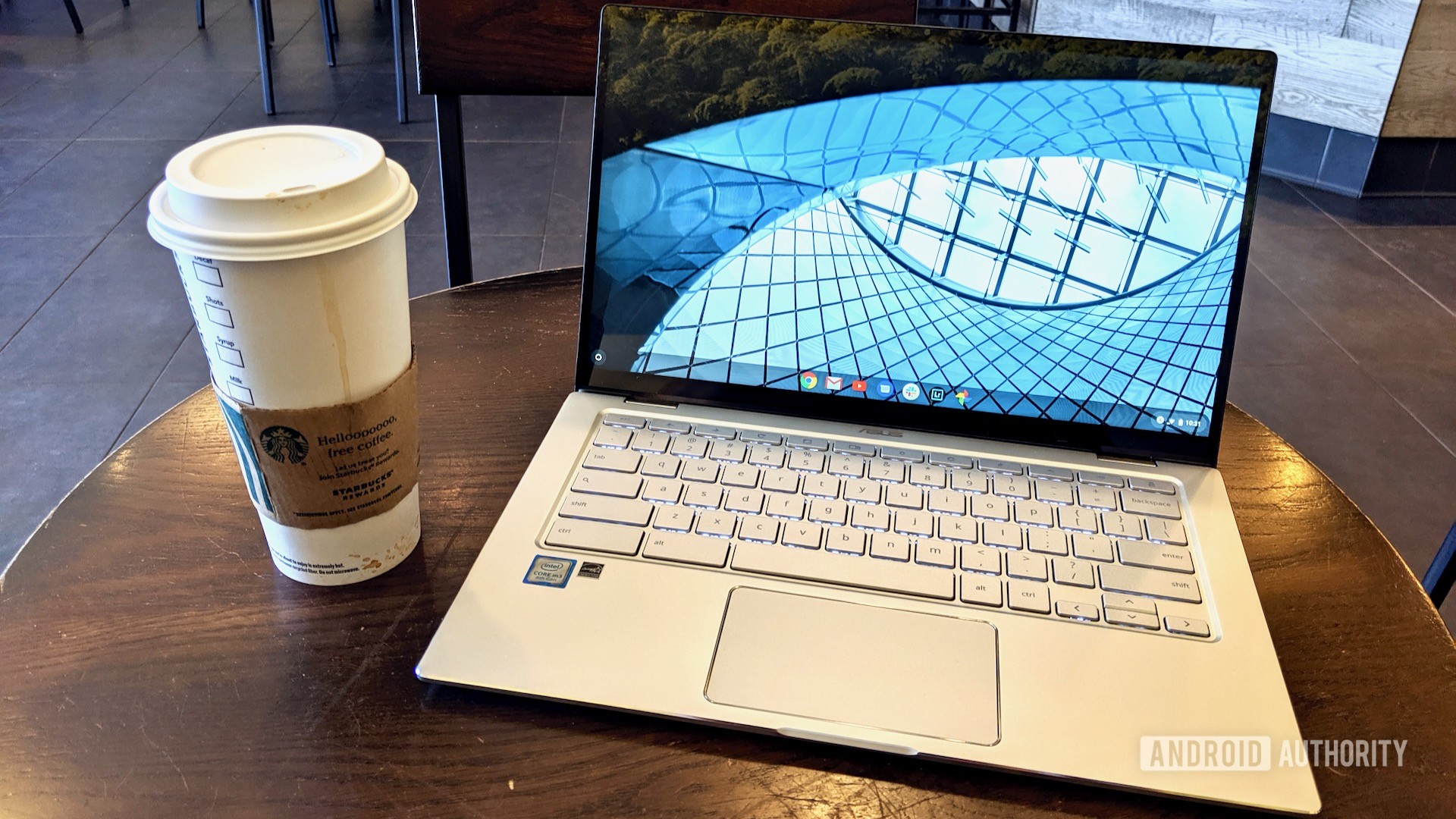 华硕Chromebook Flip C434与咖啡在桌子上