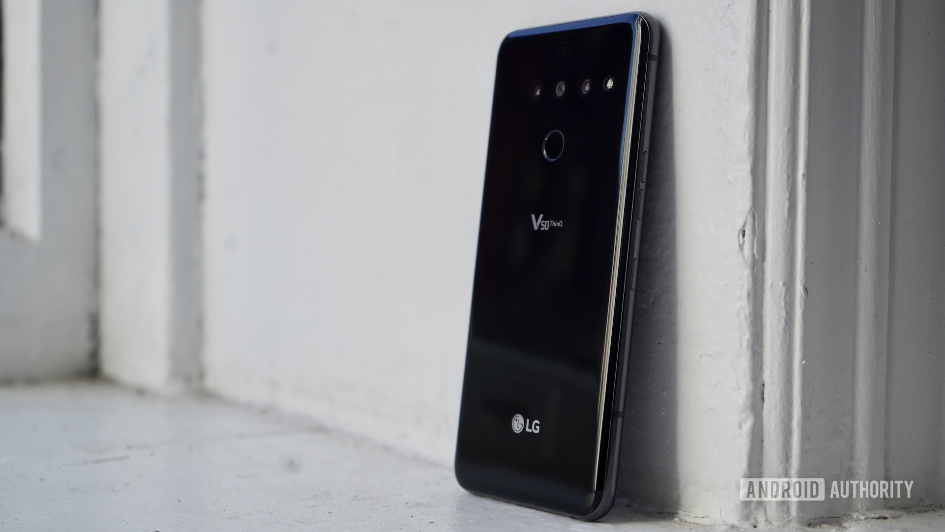 LG V50 ThinQ评论右后轮廓