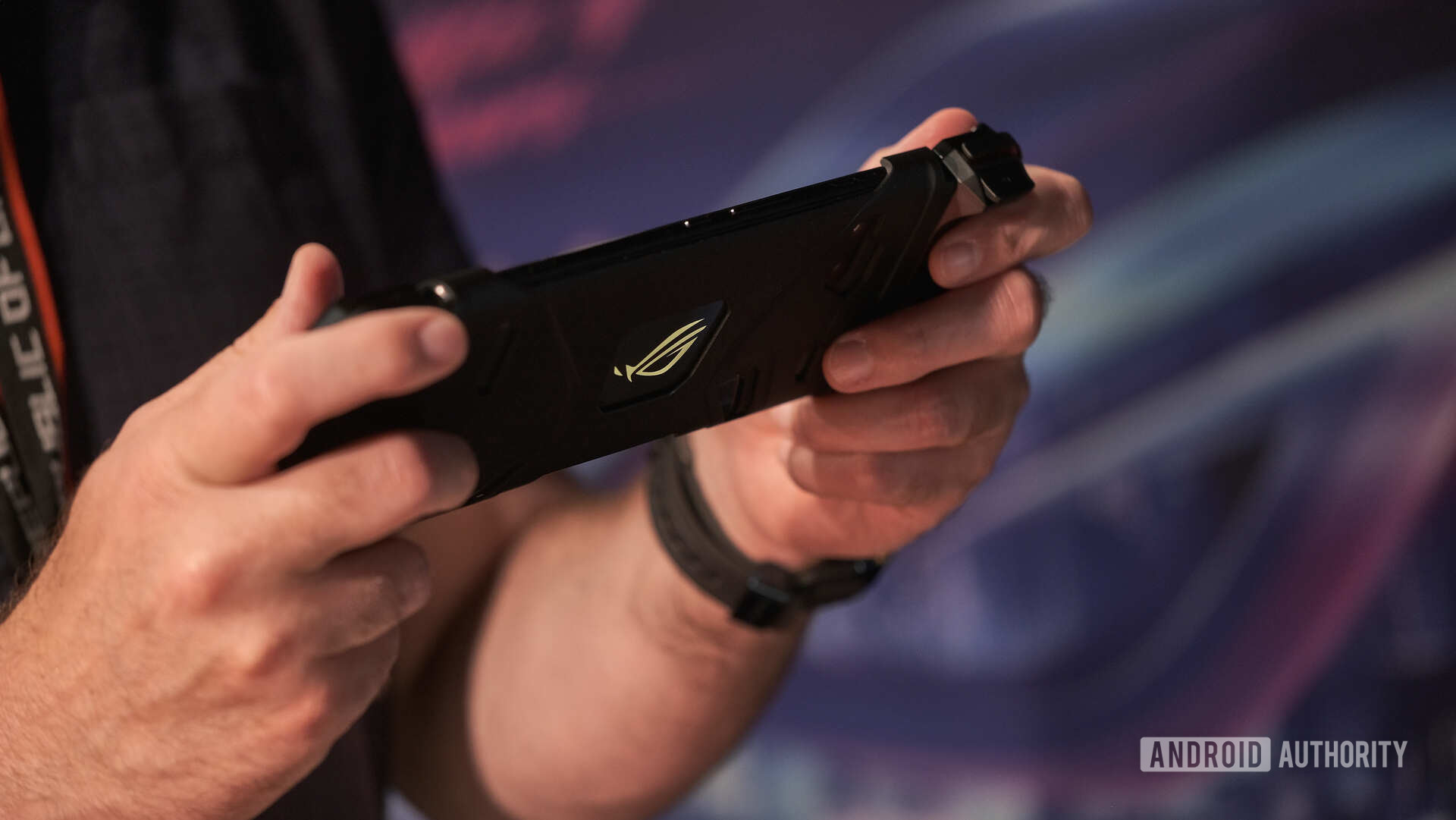 Asus Rog Phone 2在Kunai GamePad适配器上从后面进行游戏