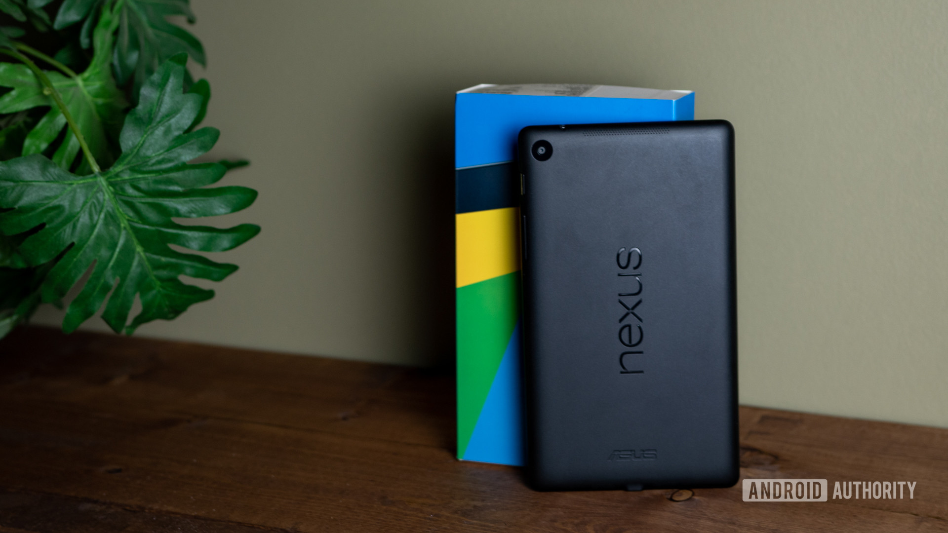 Google Nexus 7靠在盒子上