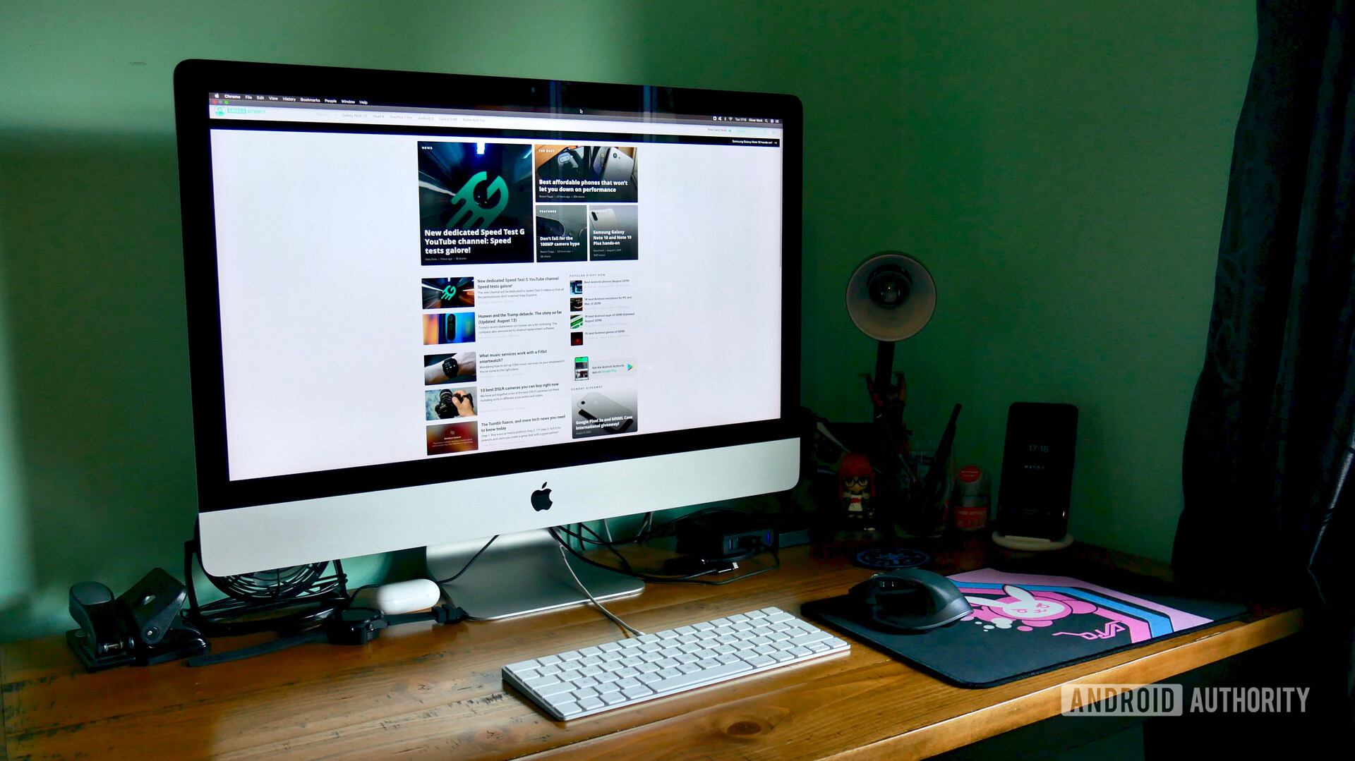 桌子上的苹果iMac