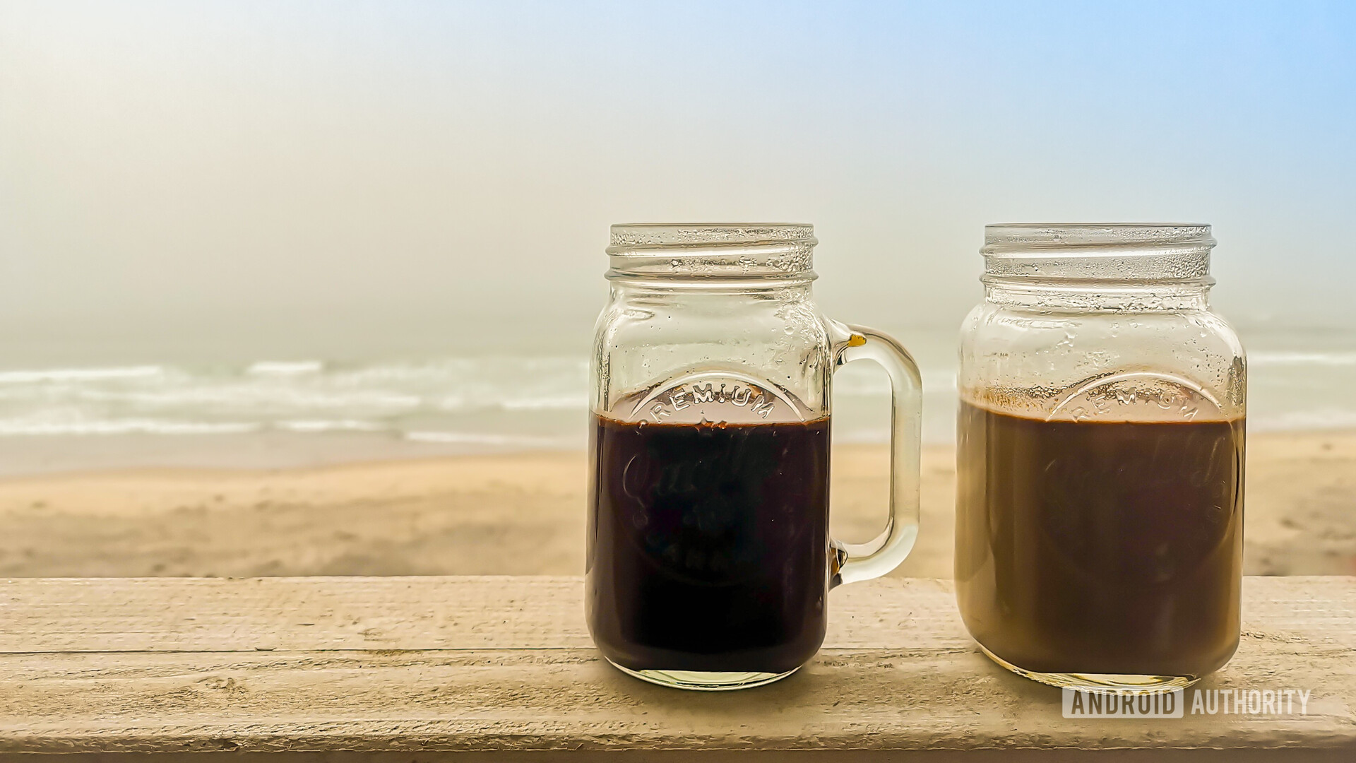 咖啡杯在海滩上